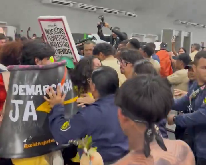 Manifestantes tentam invadir área restrita da COP30 e confronto deixa segurança ferido