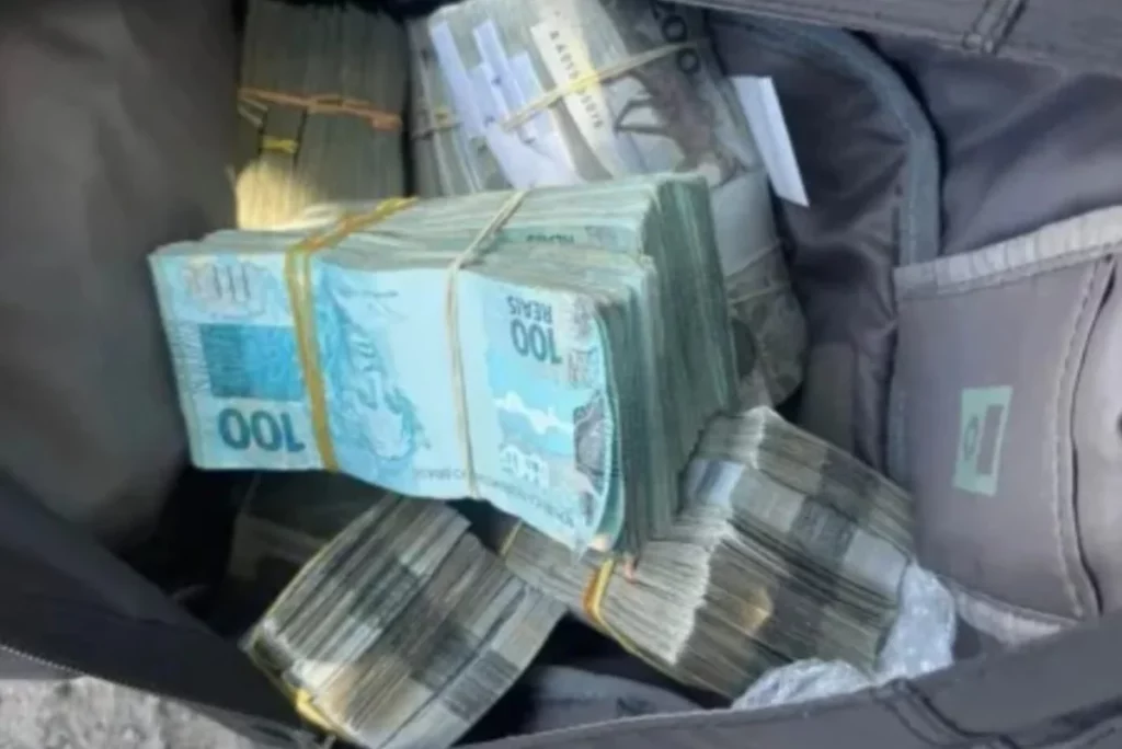 PM prende homem com R$ 850 mil em dinheiro vivo em ônibus; suspeito disse que levaria ao DF