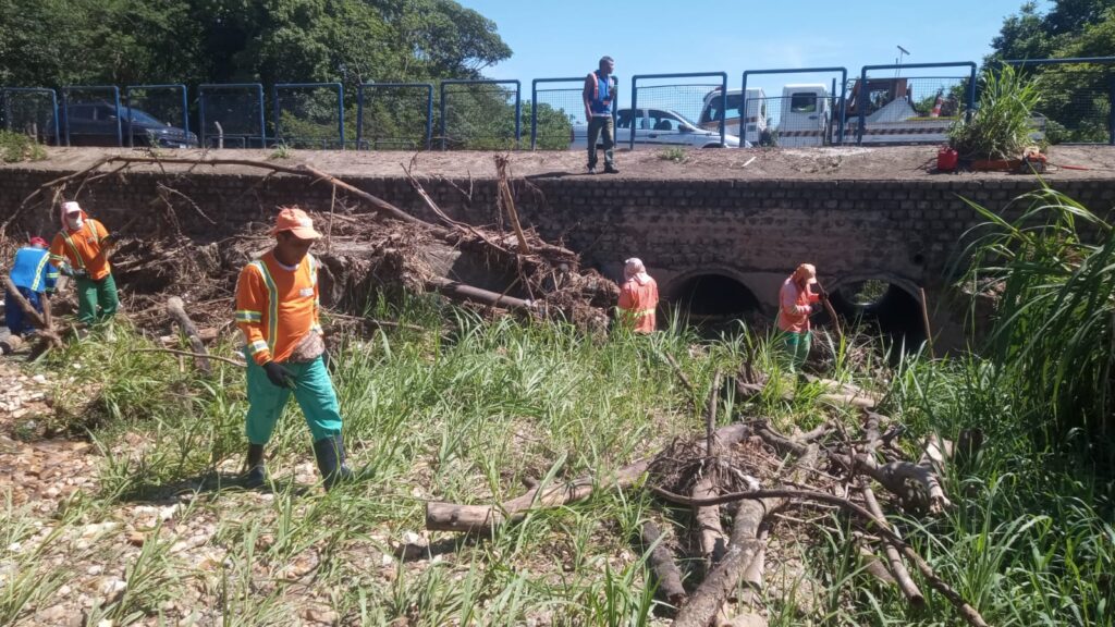 Comurg remove mais de 6 toneladas de entulho dos córregos Taquaral e do Fundo
