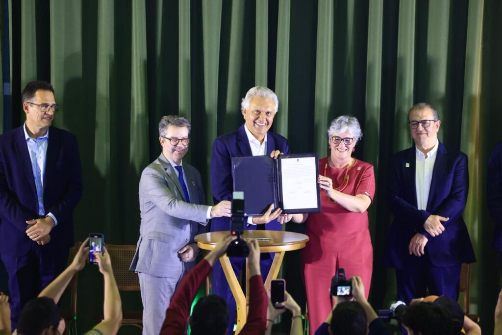 Goiás repassa R$ 2,2 milhões a municípios por meta de vacinação e lança parceria com a UFG