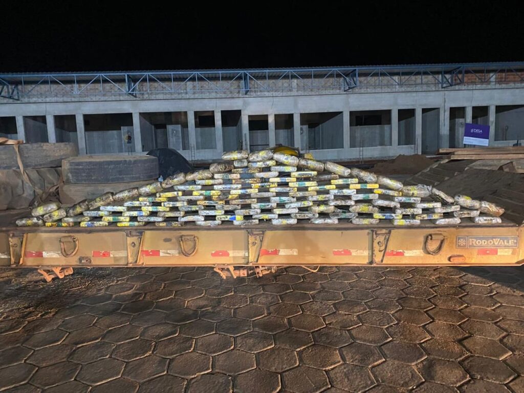 PRF apreende 100 kg de cocaína escondidos em carreta