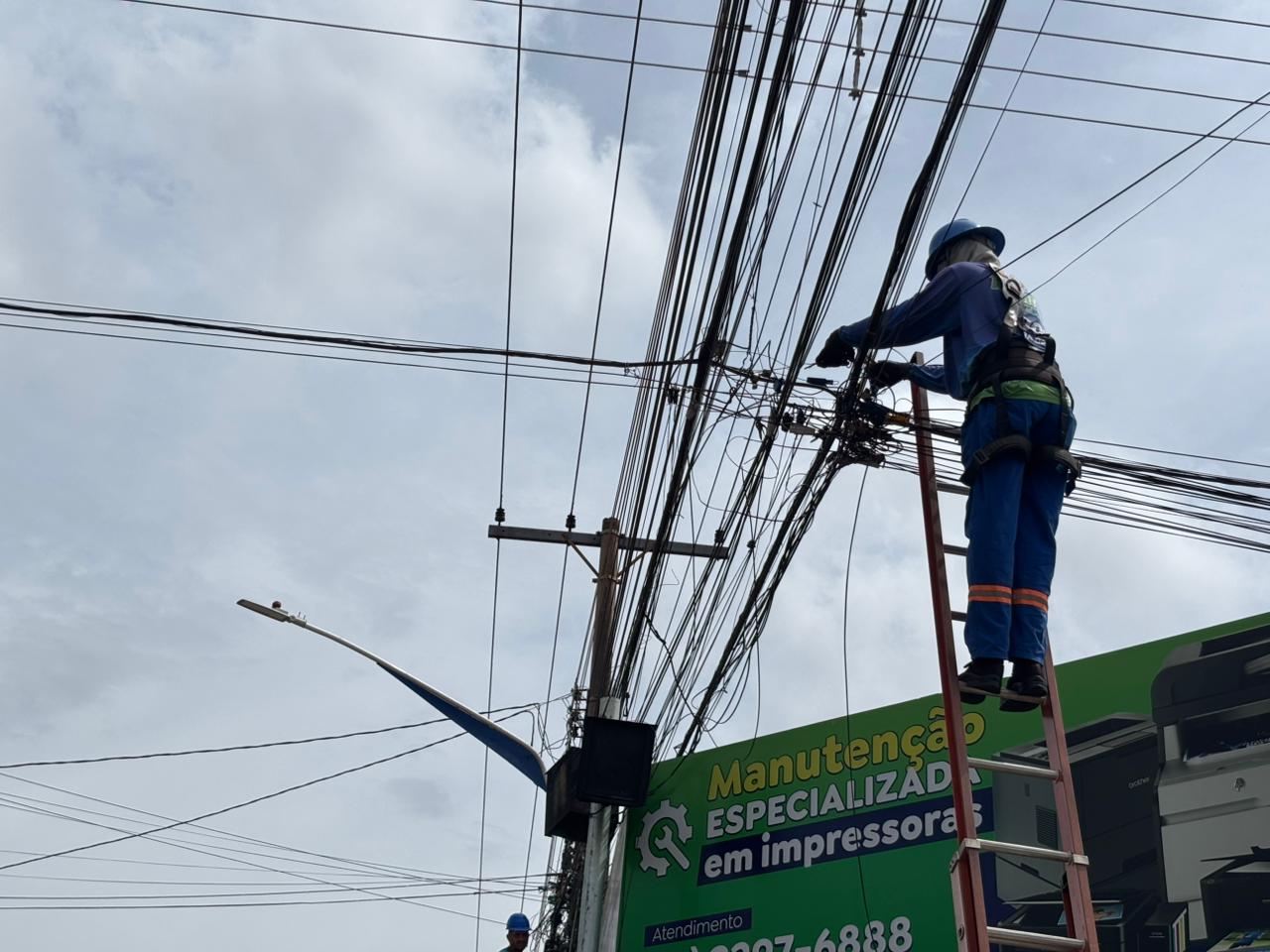 Goiânia retira mais de 15 toneladas de fios soltos e amplia ação em novos bairros