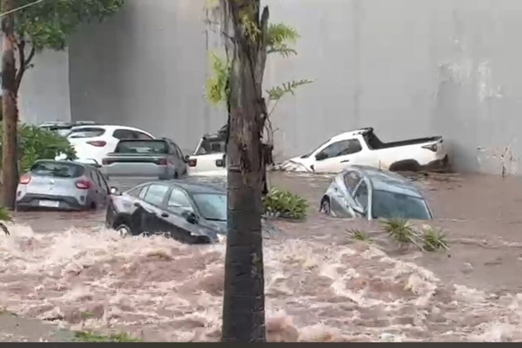 Vendaval de 90 km/h e chuva torrencial deixam rastro de destruição em Rio Verde