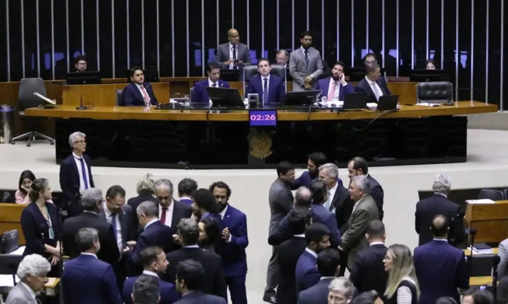 Câmara aprova texto-base da Lei Antifacção: veja como votaram os deputados goianos