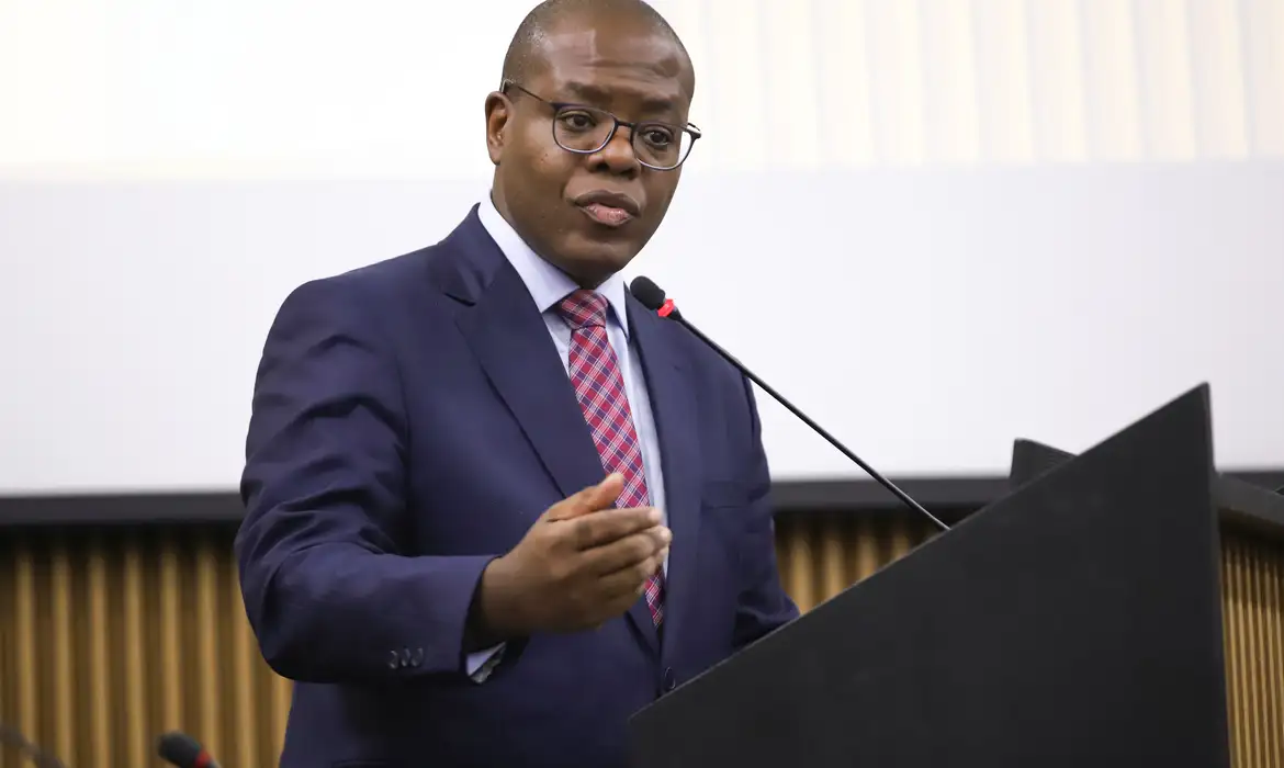 PF indicia ex-ministro Silvio Almeida por importunação sexual; caso segue para a PGR