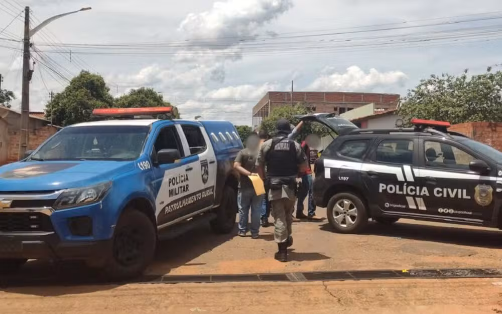 Marido é preso por espancar mulher grávida de 8 meses