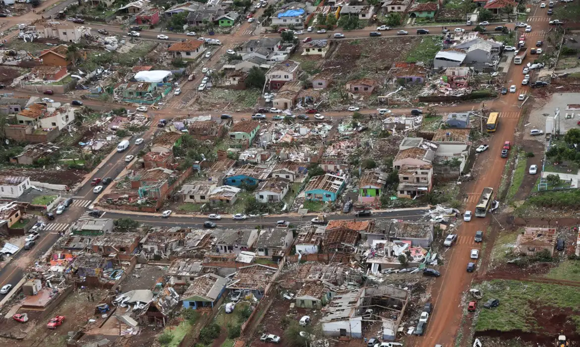Governo federal envia força-tarefa para PR após tornado