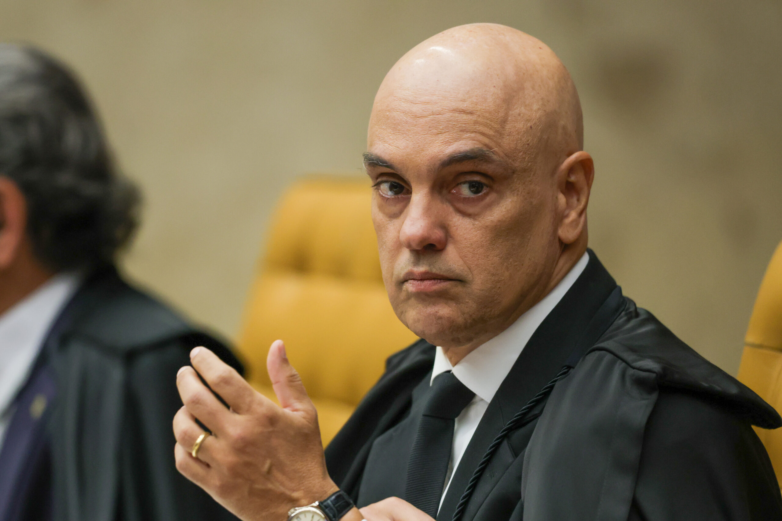 Moraes anula decisão da Câmara e determina perda do mandato de Carla Zambelli