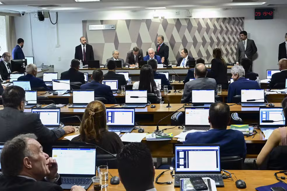 Fim da escala 6×1: proposta é aprovada na CCJ e segue para o plenário do Senado