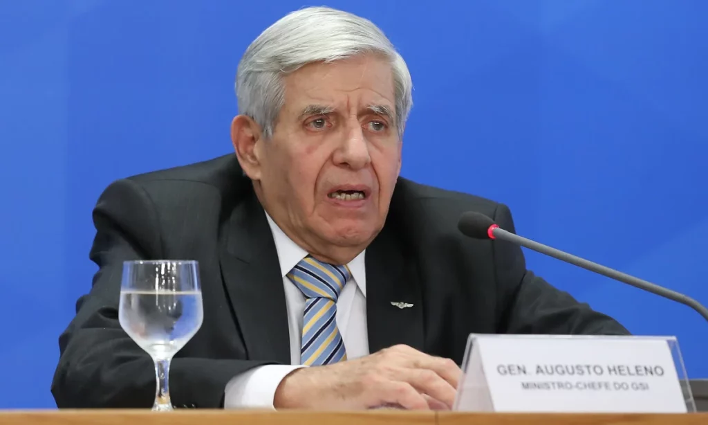 Defesa muda versão sobre doença de General Heleno