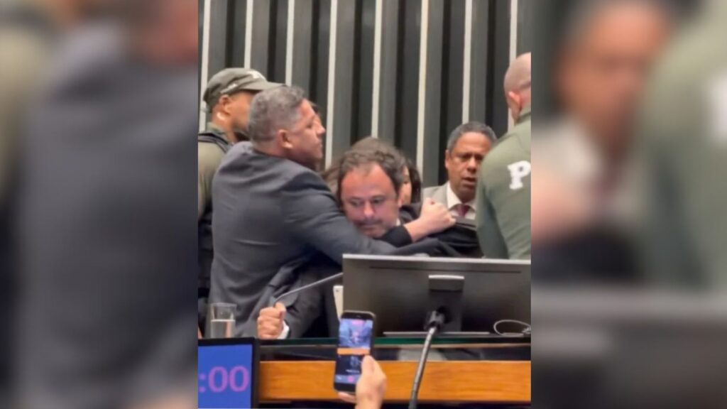 Sessão da Câmara teve corte de transmissão, expulsão de jornalistas e retirada de Glauber Braga