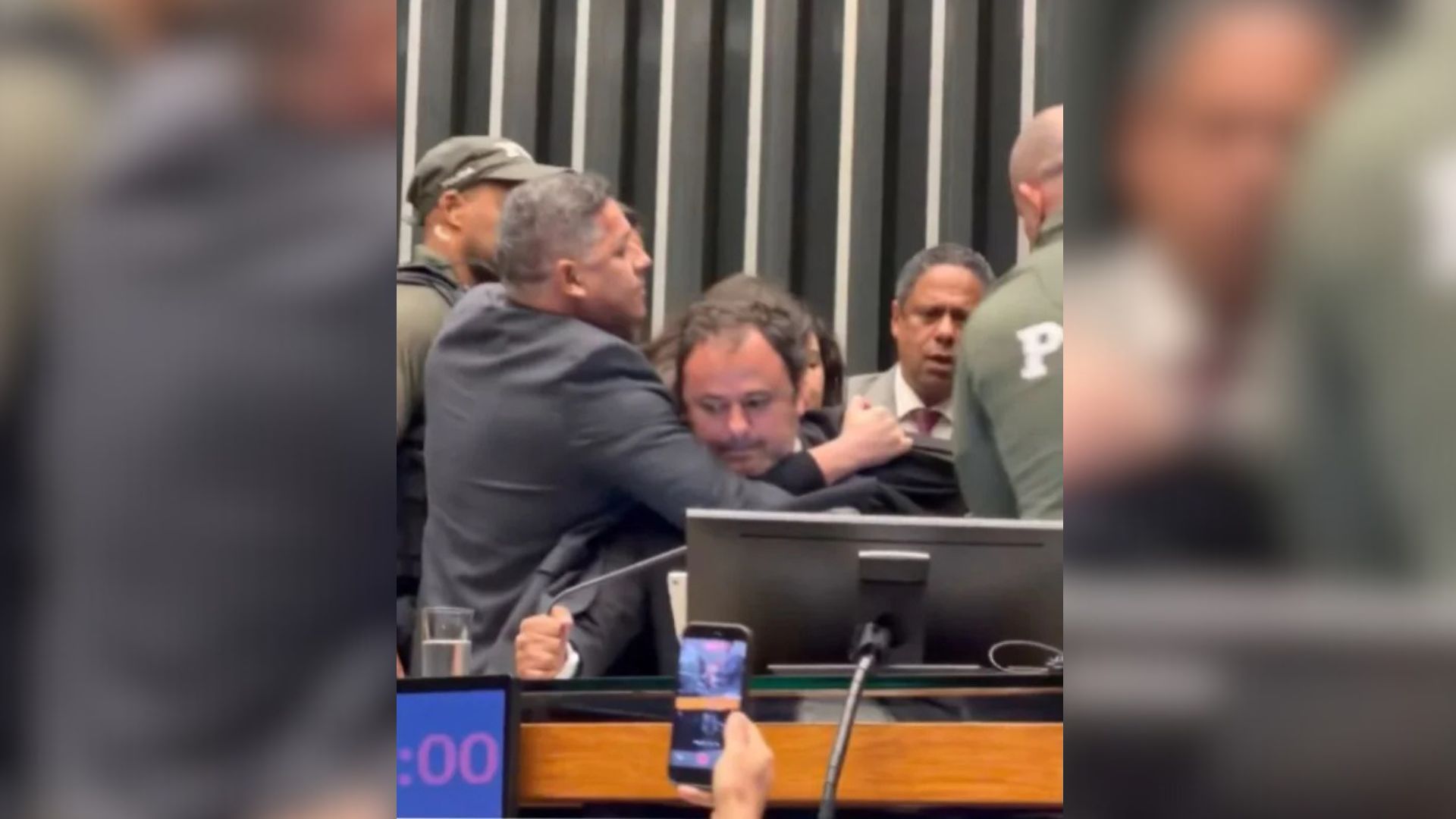 Sessão da Câmara teve corte de transmissão, expulsão de jornalistas e retirada de Glauber Braga