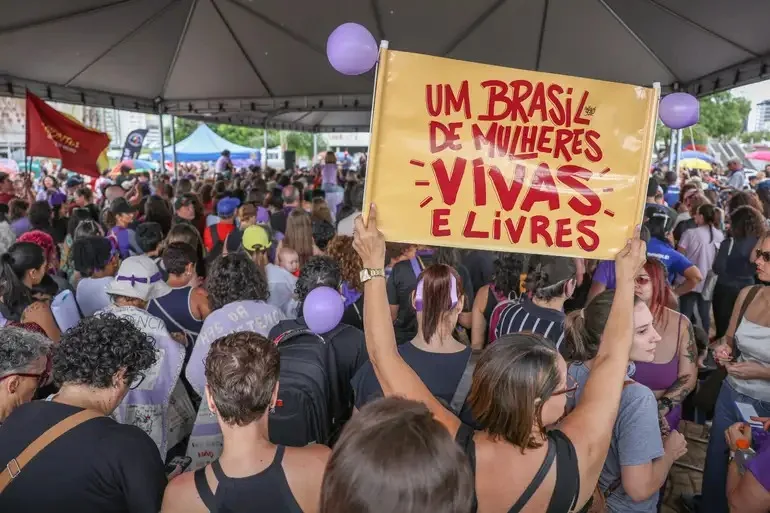 Ato ‘Mulheres Vivas!’ reúne 10 mil em Goiânia e marca domingo de protestos contra o feminicídio no Brasil