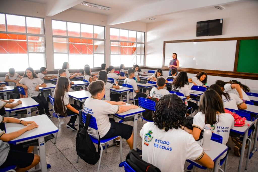 Governo de Goiás paga bônus para servidores da educação em dezembro