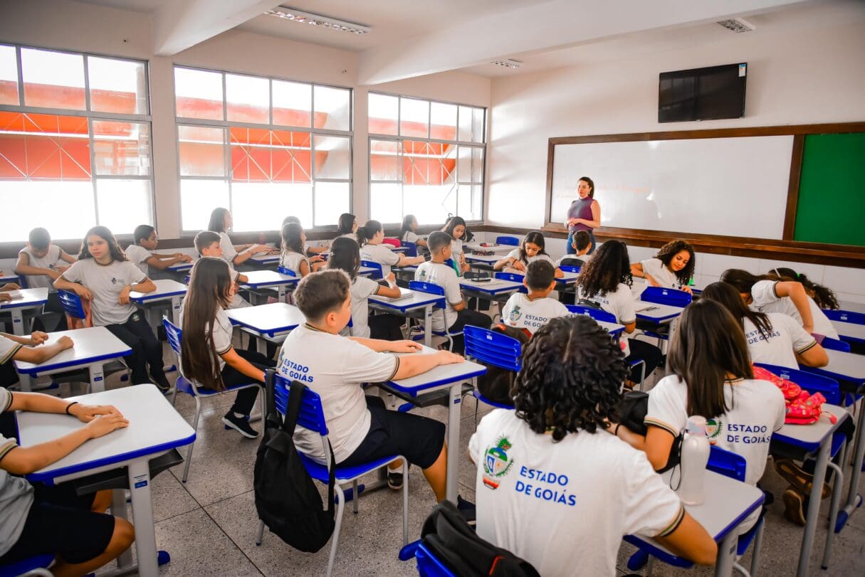 Governo de Goiás paga bônus para servidores da educação em dezembro