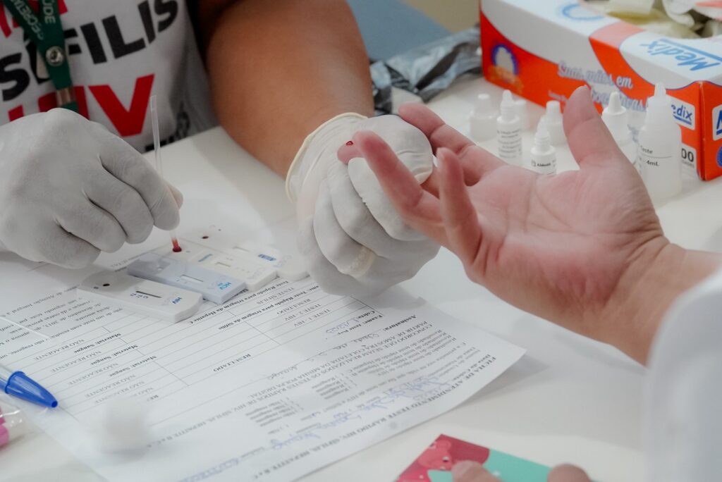 Dezembro Vermelho: cidades ampliam testagem, prevenção e enfrentamento ao HIV/Aids
