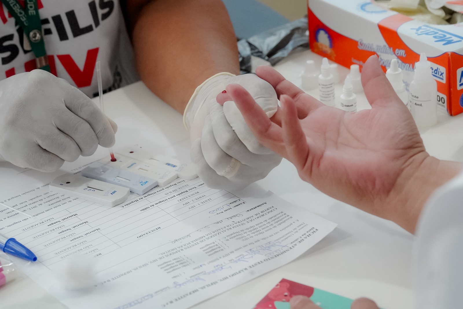Dezembro Vermelho: cidades ampliam testagem, prevenção e enfrentamento ao HIV/Aids