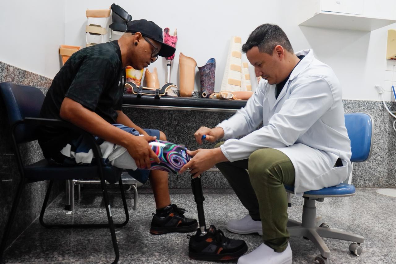 Goiás amplia acesso à reabilitação com produção recorde de próteses pelo Crer