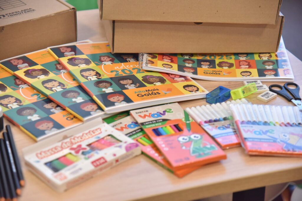 Governo de Goiás entrega 20 mil kits escolares à rede municipal de Aparecida