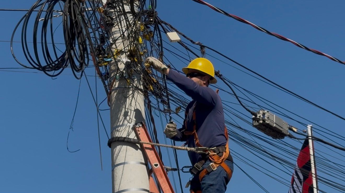 Moradores de Goiânia podem pedir retirada de fios soltos e caídos por canal direto