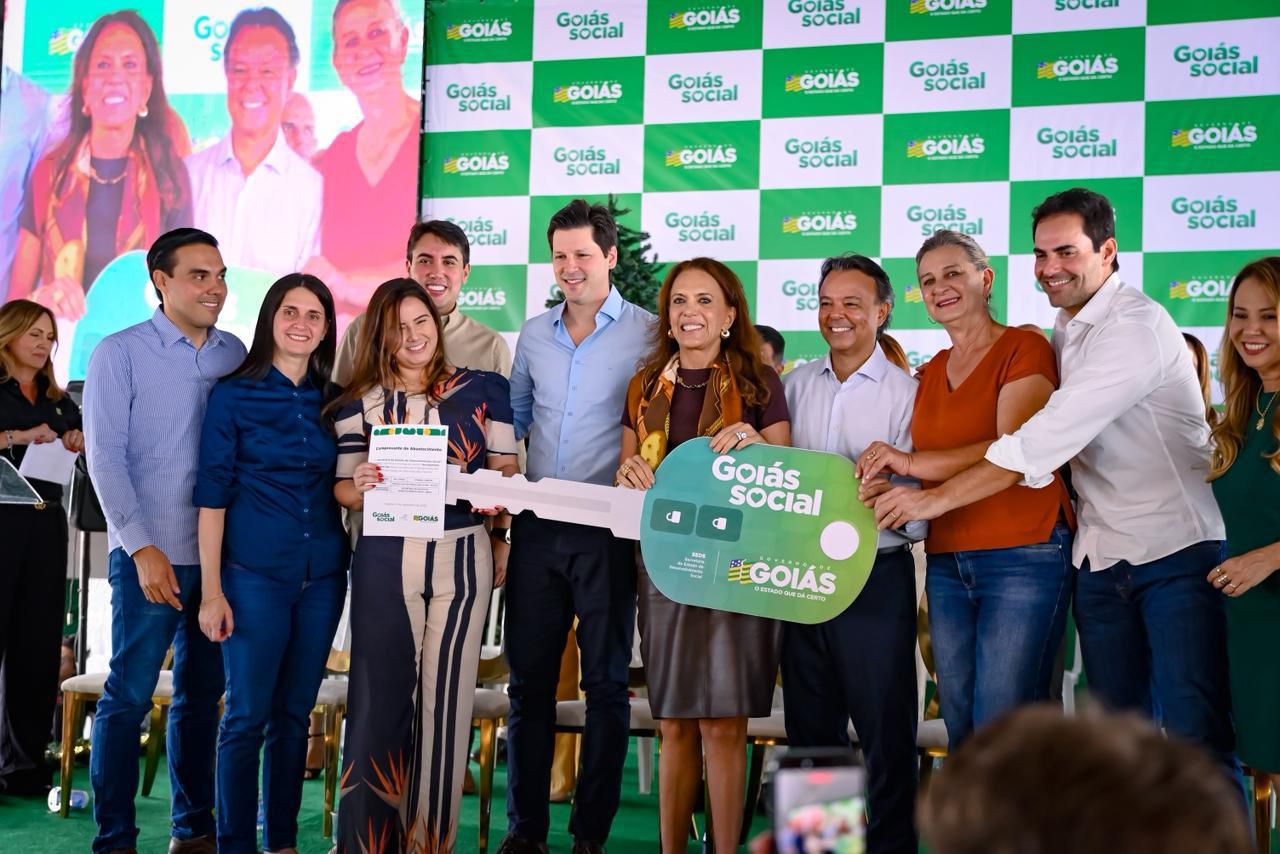 Cerimônia com entrega de veículos mobiliza 190 prefeitos goianos