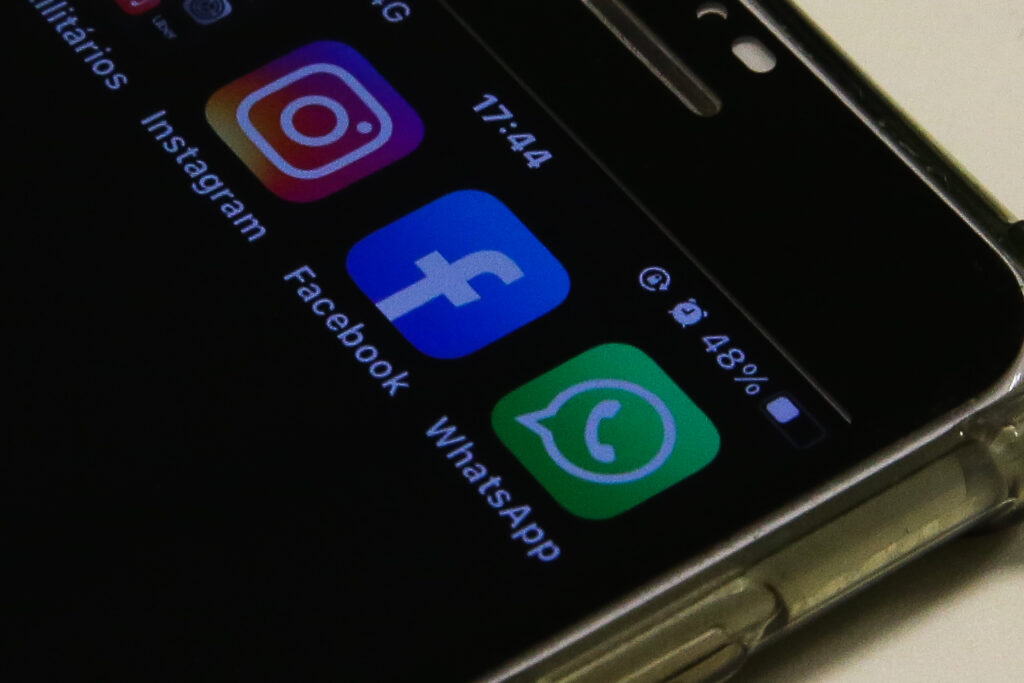 Clima agressivo faz brasileiros evitarem falar de política no WhatsApp, diz estudo