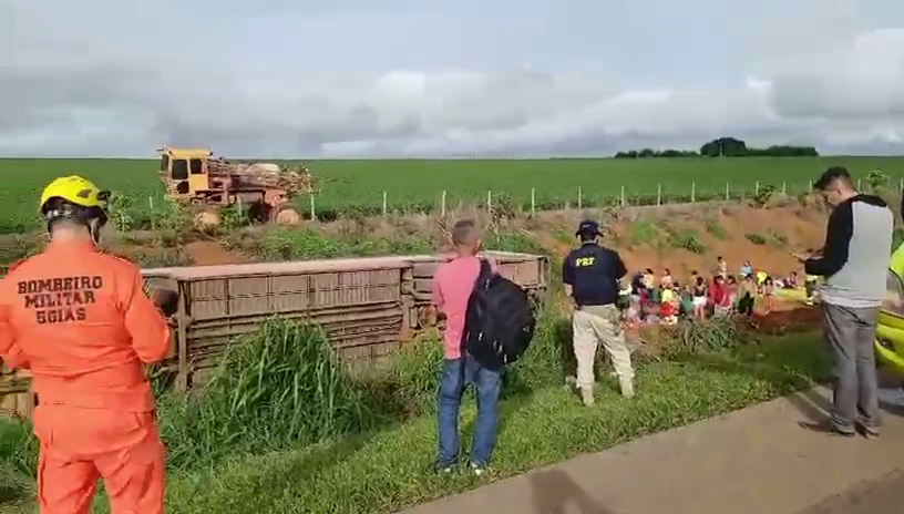Ônibus com 48 ocupantes tomba na BR-050, em Campo Alegre de Goiás