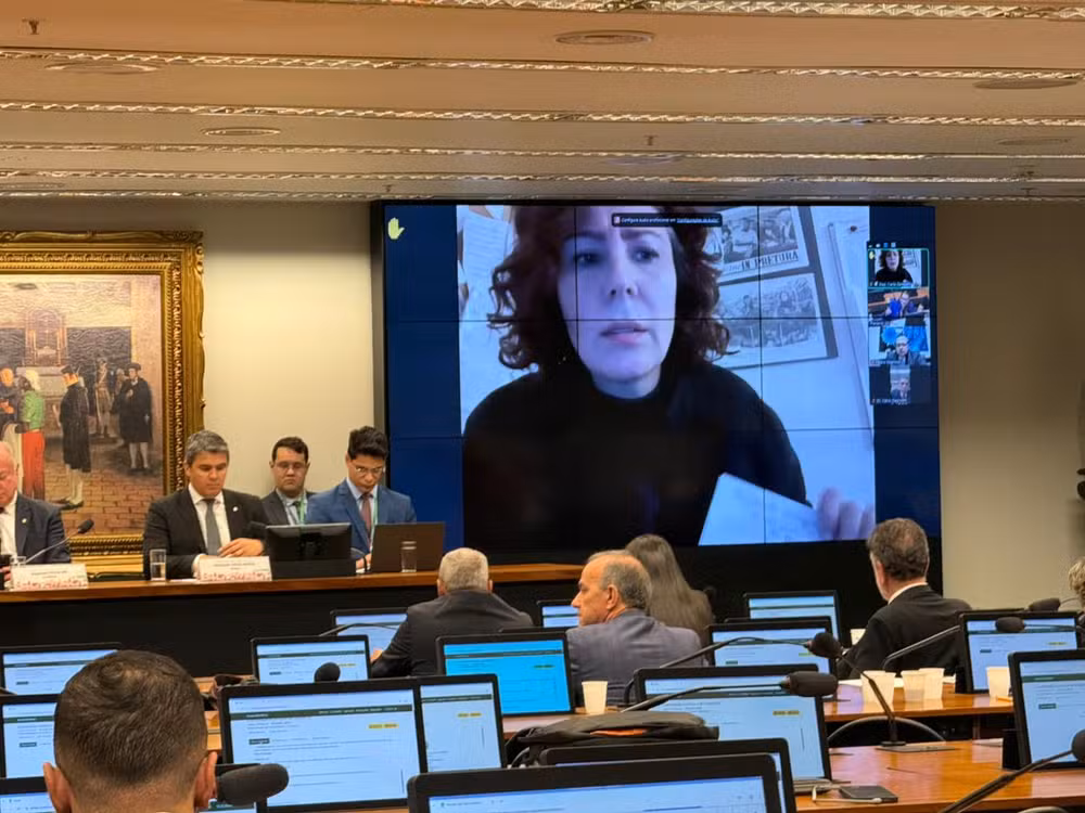 Por 32 a 2, CCJ recomenda cassar Carla Zambelli