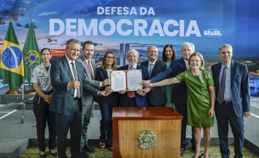 Lula veta lei que beneficiaria Bolsonaro