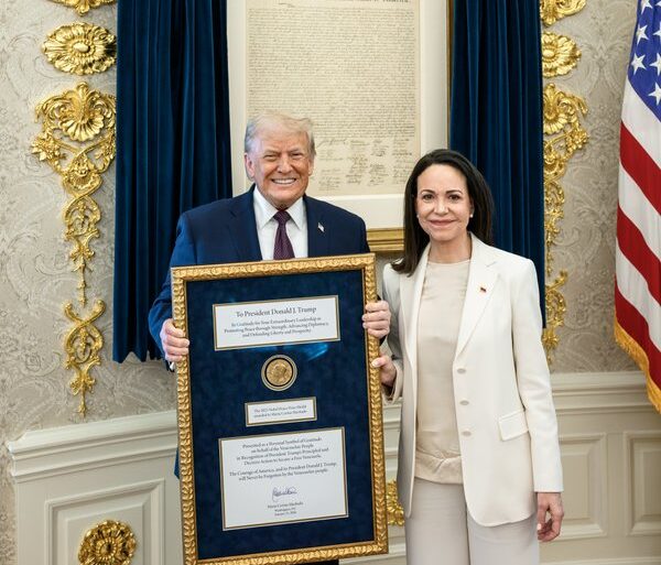 María Corina Machado entrega simbolicamente medalha do Nobel da Paz a Trump
