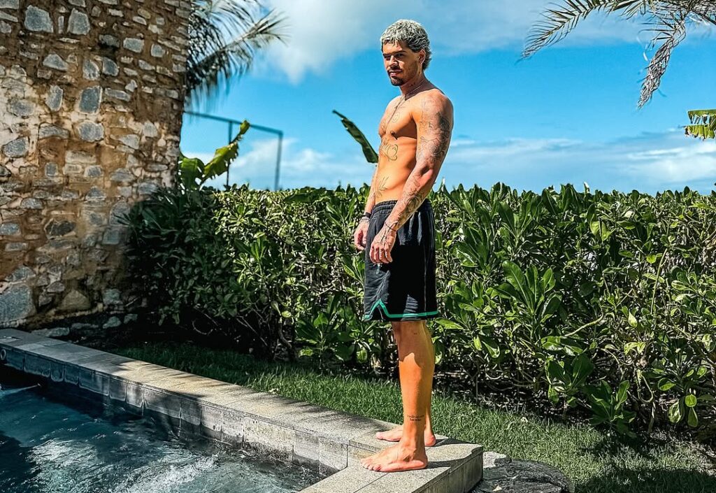 Plateia protesta gritando nome de Virgínia após atraso de Zé Felipe em show