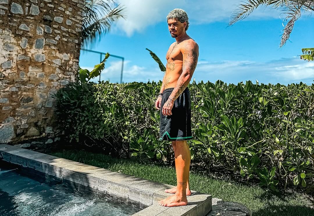 Plateia protesta gritando nome de Virgínia após atraso de Zé Felipe em show