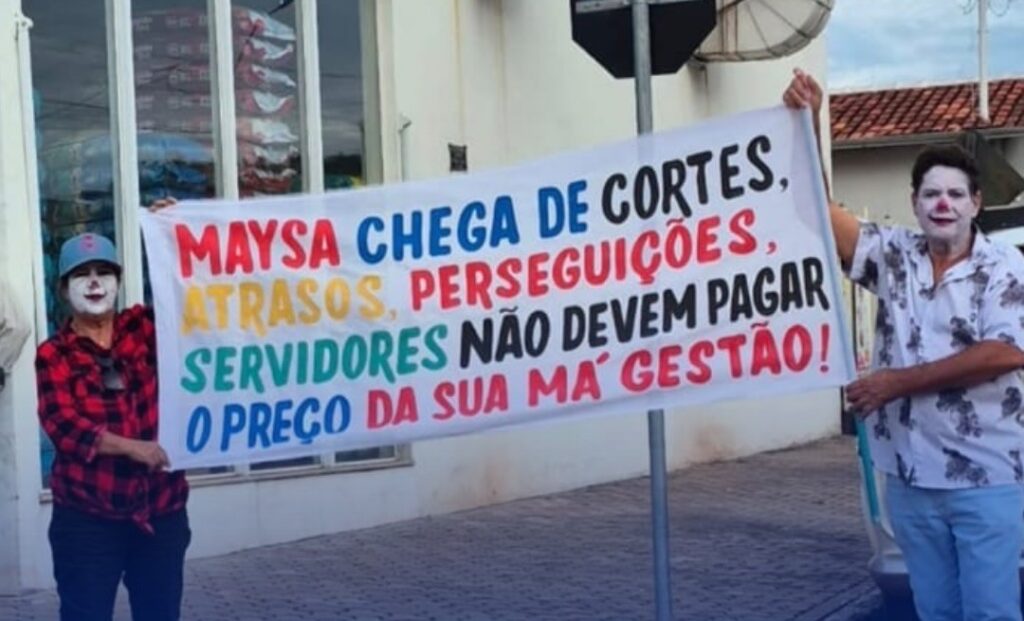 Servidores de Iporá protestam contra atrasos salariais durante desfile de muladeiros