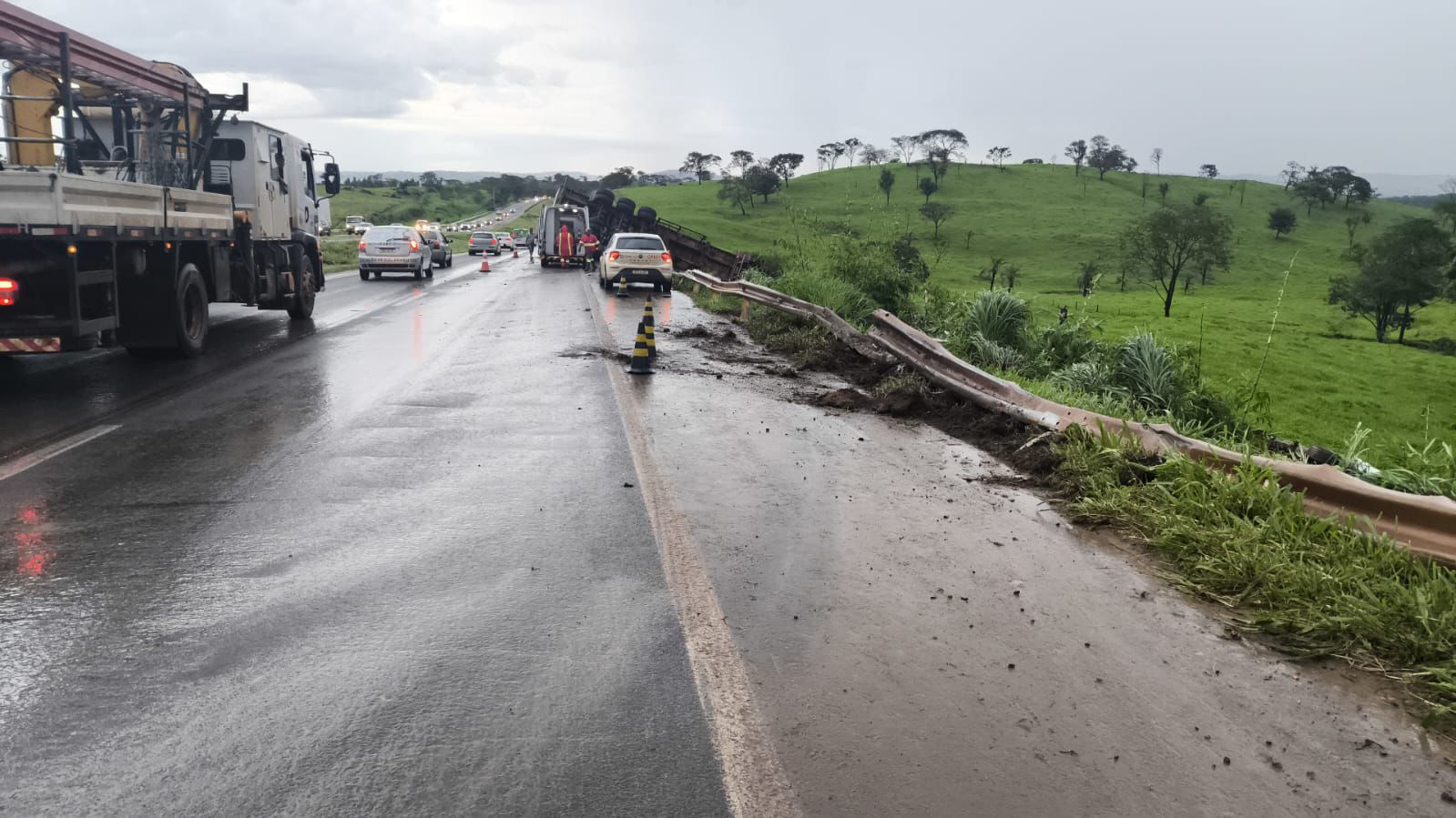 Engavetamento com 5 veículos mata três pessoas e deixa ferido grave na BR-060