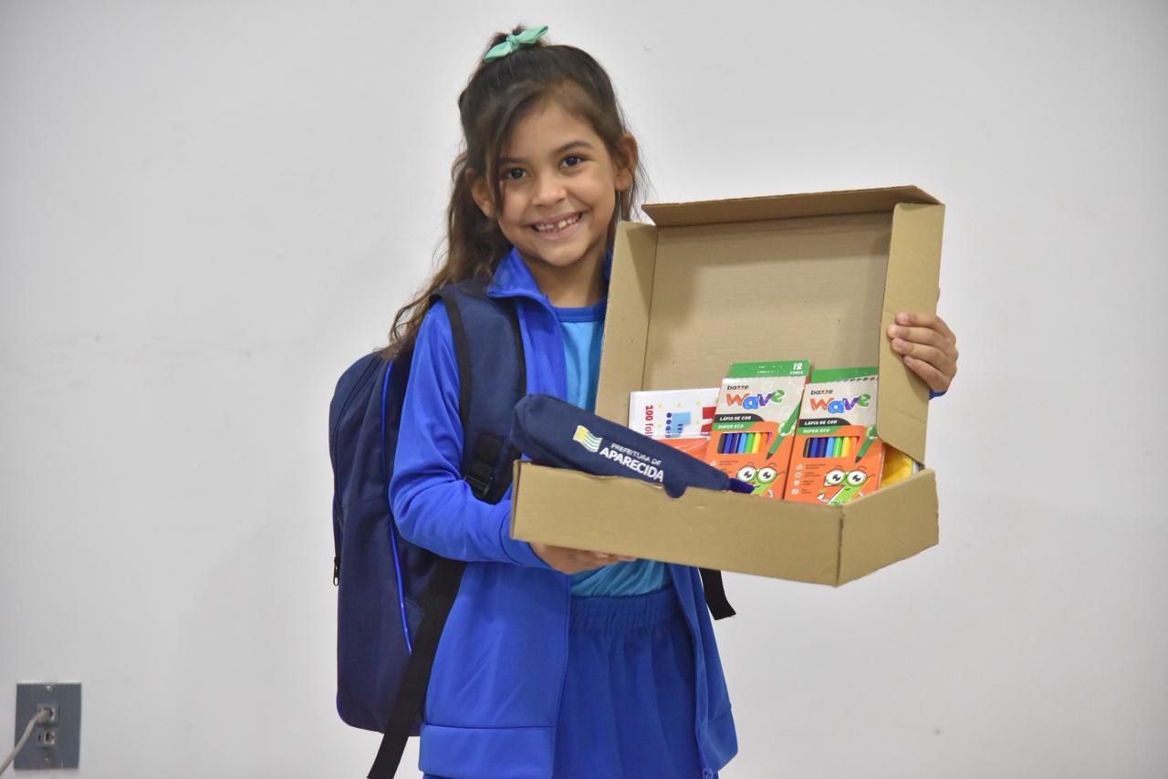 Aparecida entrega kits escolares e uniformes a mais de 44 mil alunos nesta terça