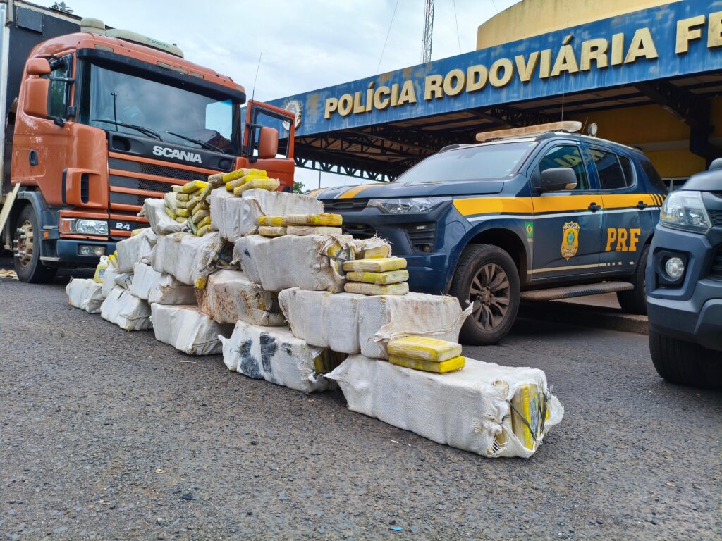 PRF apreende mais de meia tonelada de maconha escondida em fundo falso de caminhão em Itumbiara