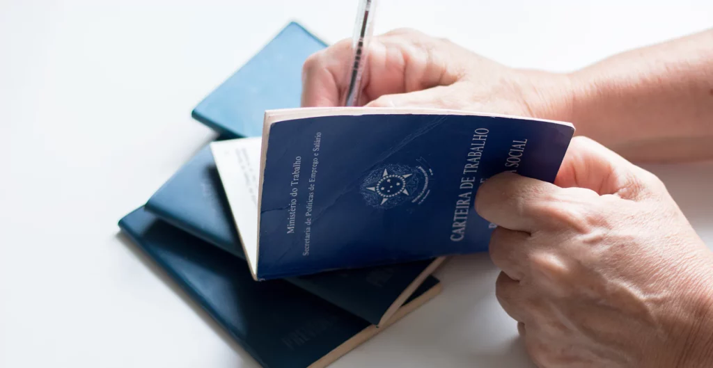 Desemprego cai para 5,6% em 2025 e atinge menor nível desde 2012