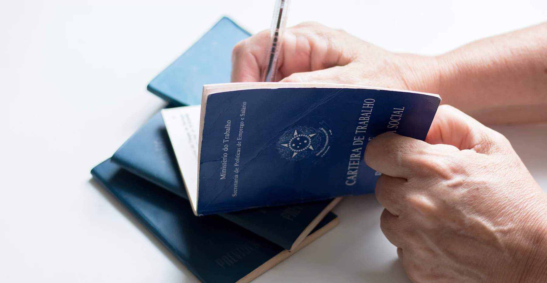 Desemprego cai para 5,6% em 2025 e atinge menor nível desde 2012