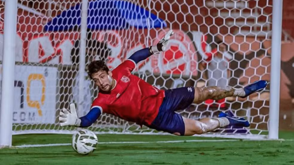 Goleiro de time goiano viraliza com vídeo de bastidores