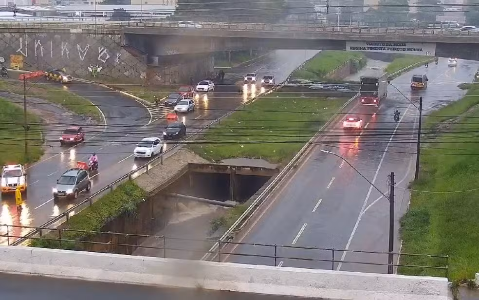 Chuva forte causa alagamentos e bloqueios em Goiânia