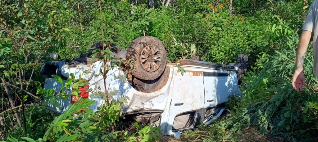Adolescente morre e 17 ficam feridos após caminhonete capotar na GO-507