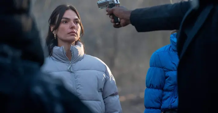 Indicada ao Framboesa de Ouro, Isis Valverde ironiza: “competindo com Robert De Niro”