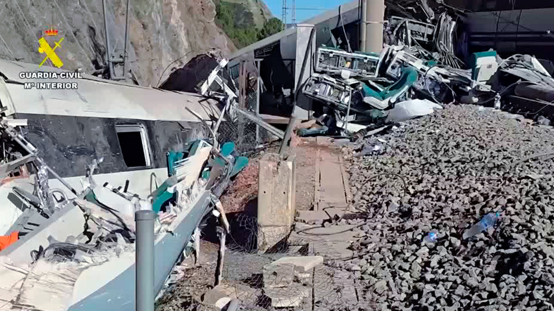 Colisão de trens mata 39 e fere 123 na Espanha