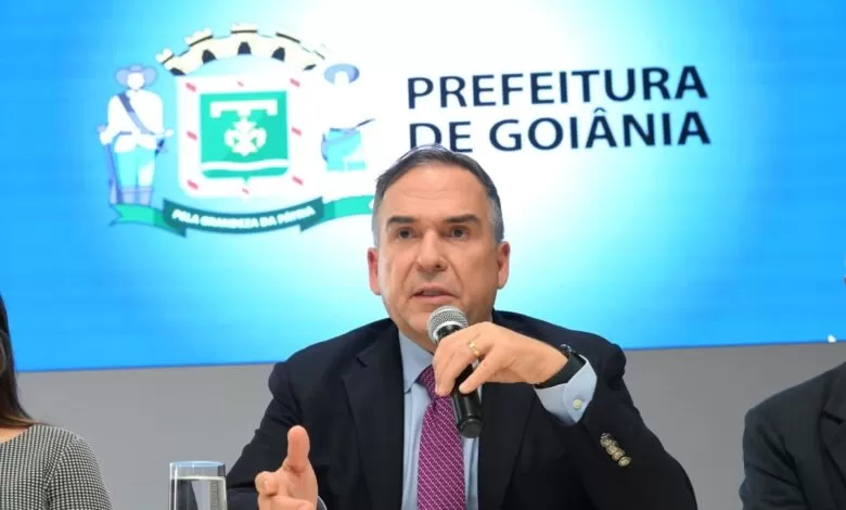 Mabel veta projeto que revoga a taxa do lixo em Goiânia