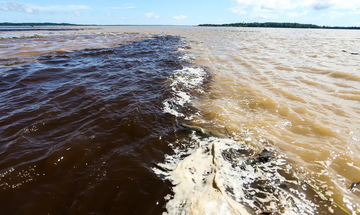 Lancha naufraga perto de Manaus; menina de 3 anos morre