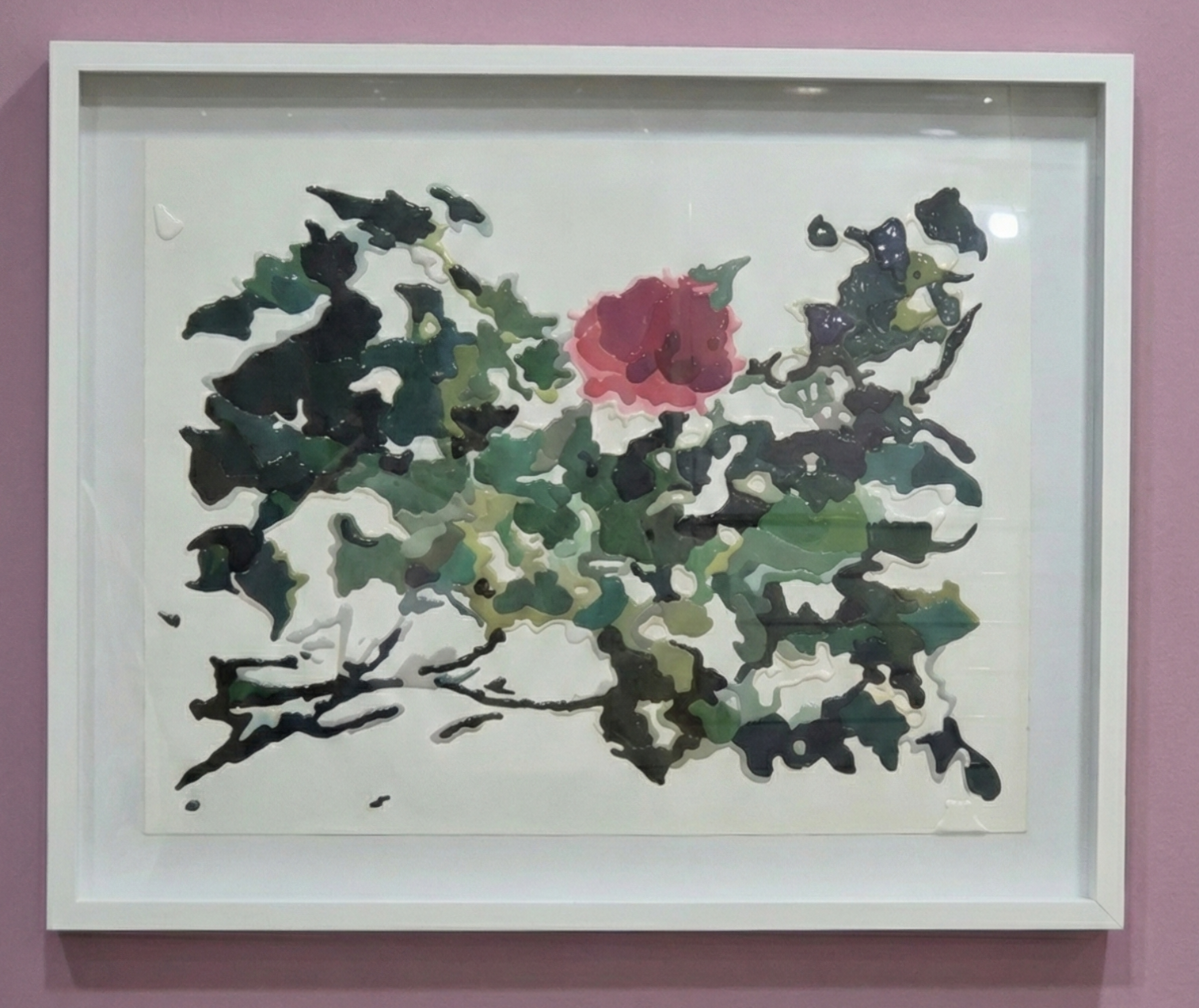 A memória, o esmalte e a dança do olhar na exposição “Eu vou cuidar do seu jardim”