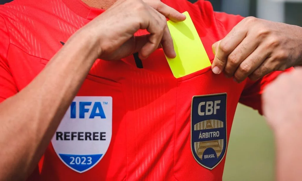 CBF profissionaliza arbitragem com salários fixos e por jogo