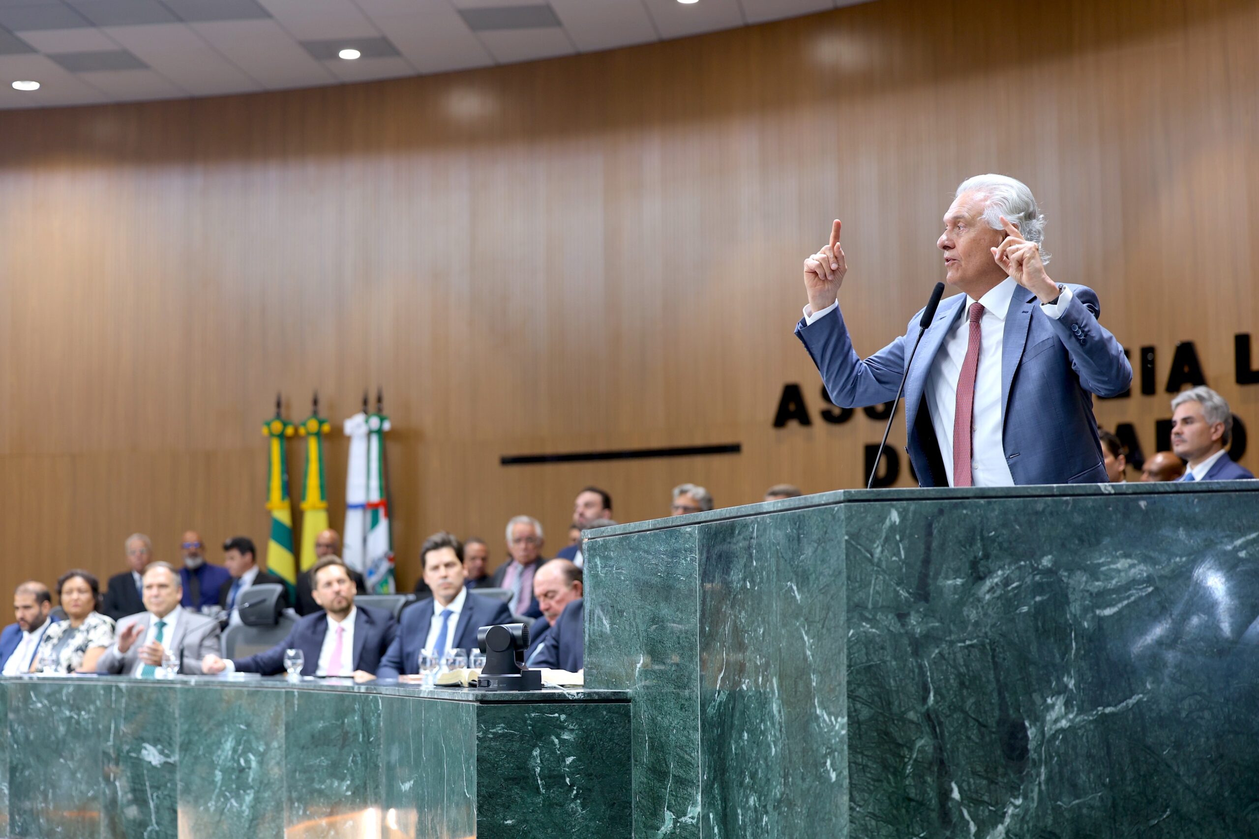 Caiado anuncia pacotes e extingue taxa do agro