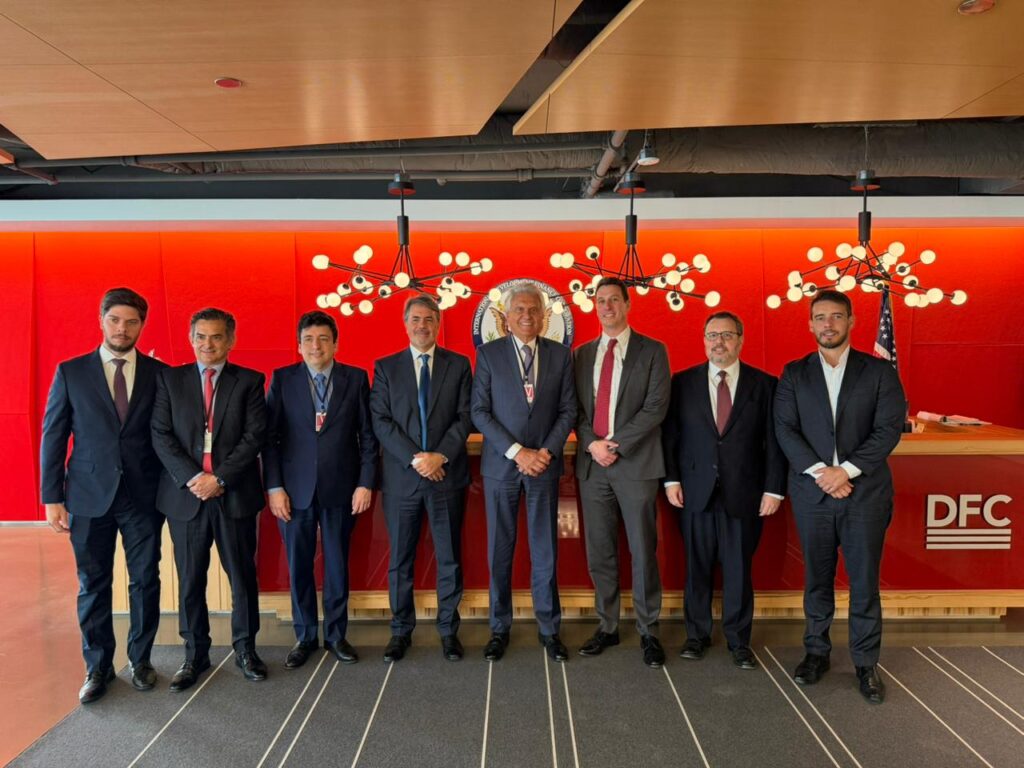 Caiado encerra agenda nos EUA com negociações sobre IA, data centers e terras raras