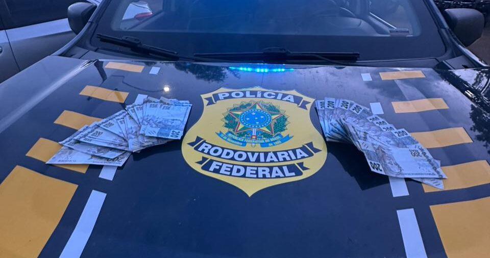 PRF apreende R$ 30 mil em notas falsas escondidas em painel de veículo em Uruaçu